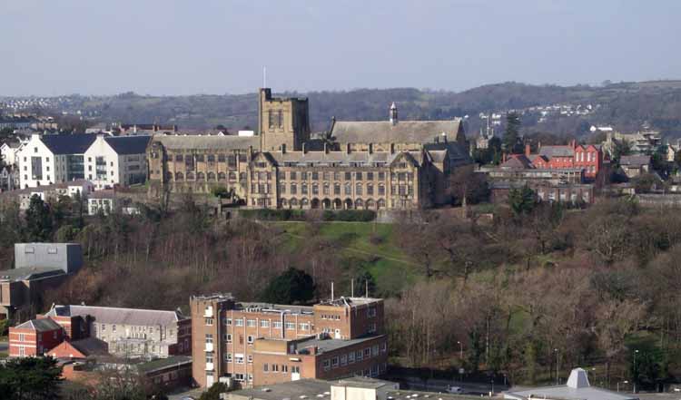 Het hoofdgebouw van de Universiteit van Bangor, Noord-Wales. Foto Wikimedia Commons