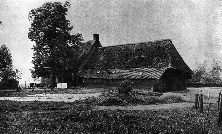 De Armenhoef bij Best rond 1960. Het rechtse deel is de middeleeuwse boerderij. foto uit ‘’t Goed te Arle’