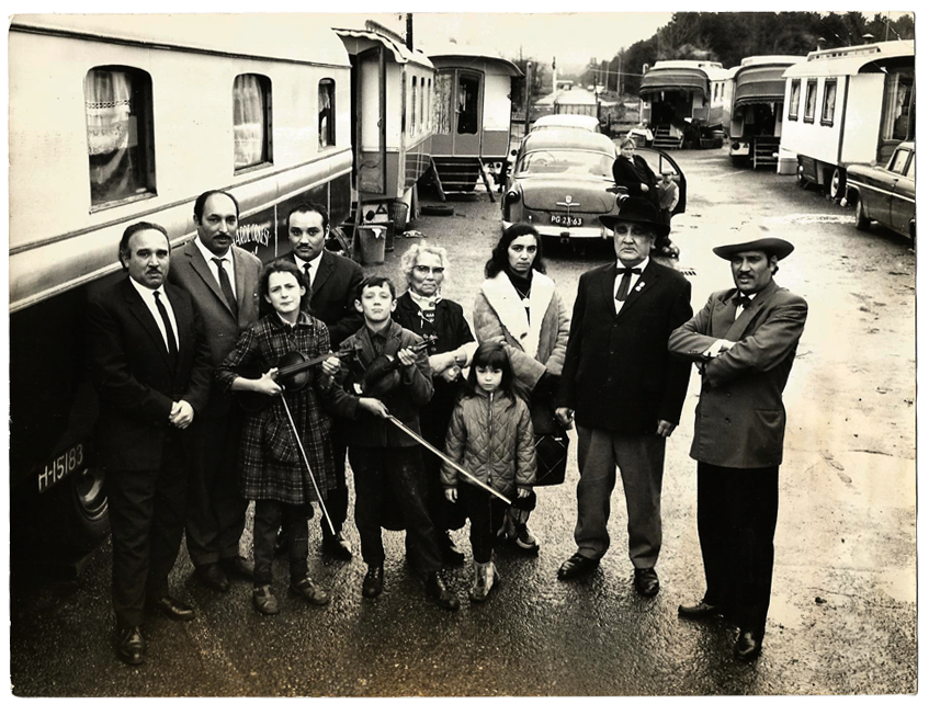 De familie Weis op het woonwagenkamp in Dieren, na de Tweede Wereldoorlog. foto privé-bezit Bero Weis