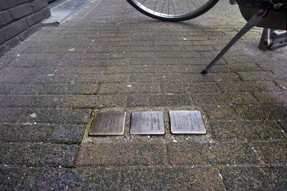 Stolpersteine aan de Prins Hendrikstraat 46 in Eindhoven. Foto Piet den Blanken