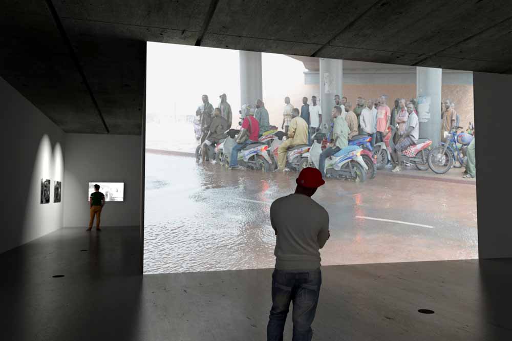 De video 'Oilworkers' van David Claerbout uit 2013, getoond in een presentatie in de nieuwbouw van Museum De Pont in Tilburg van september 2016 t/m januari 2017.